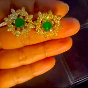 NWT 18k gold plated gorgeous sparkling earrings.